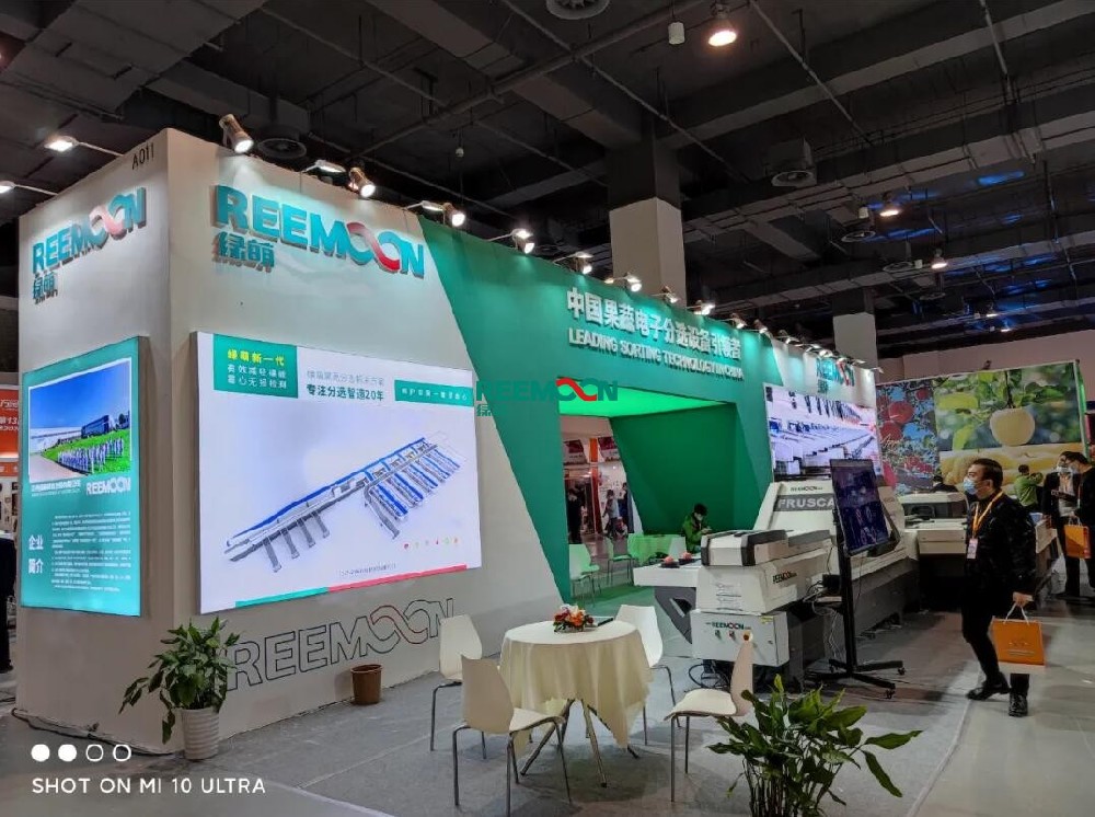綠萌分選 讓您的水果好吃看得見綠萌出展2020萬(wàn)果風(fēng)云第13屆亞洲果蔬博覽會(huì)時(shí)間：2020年11月23日—11月24日地點(diǎn)：上?？鐕?guó)采購(gòu)會(huì)展中心（光復(fù)西路2739號(hào)）A館A011江西綠萌科技控股有限公司是一家專注于果蔬采后分選處理的企業(yè)，公司自成立之日起，就致力于用科技及創(chuàng)新推動(dòng)世界水果采后技術(shù)進(jìn)步。經(jīng)過19年發(fā)展，