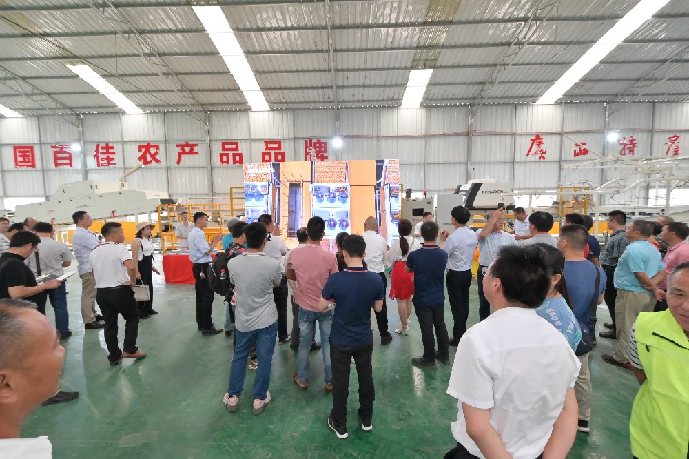 2021年6月29日上午10點(diǎn)“建黨百年特色活動(dòng)·群南柑橘產(chǎn)業(yè)示范區(qū)研發(fā)培訓(xùn)中心柑橘技術(shù)交流會(huì)”在廣西桂潔農(nóng)業(yè)有限公司舉行，交流會(huì)上同期舉辦了綠萌“FRUSCAN 7.0 視覺(jué)瑕疵檢測(cè)技術(shù)” 現(xiàn)場(chǎng)觀摩會(huì)。在觀摩過(guò)程中，與會(huì)人員詳細(xì)地觀看了綠萌宣傳視頻和現(xiàn)場(chǎng)演示，細(xì)致地了解了綠萌 FRUSCAN 7.0 視覺(jué)瑕疵檢測(cè)技術(shù)對(duì)果蔬分