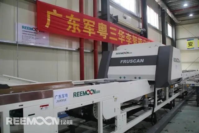明亮的廠房里，一箱箱新鮮采摘，裹著晨露、鮮艷欲滴的錢(qián)排李被送上分選線。經(jīng)過(guò)紅外線高速拍攝的無(wú)損檢測(cè)，內(nèi)部AI智能分揀，自動(dòng)稱(chēng)重計(jì)量后按質(zhì)量等級(jí)不同分為大小果包裝，運(yùn)往對(duì)應(yīng)的供應(yīng)商。廣東軍粵三華李智能分選供應(yīng)鏈中心這里是廣東軍粵信宜市銀妃李供應(yīng)鏈中心，坐落在云茂高速入口處。剛一過(guò)收費(fèi)站，一棟四方的黃色廠