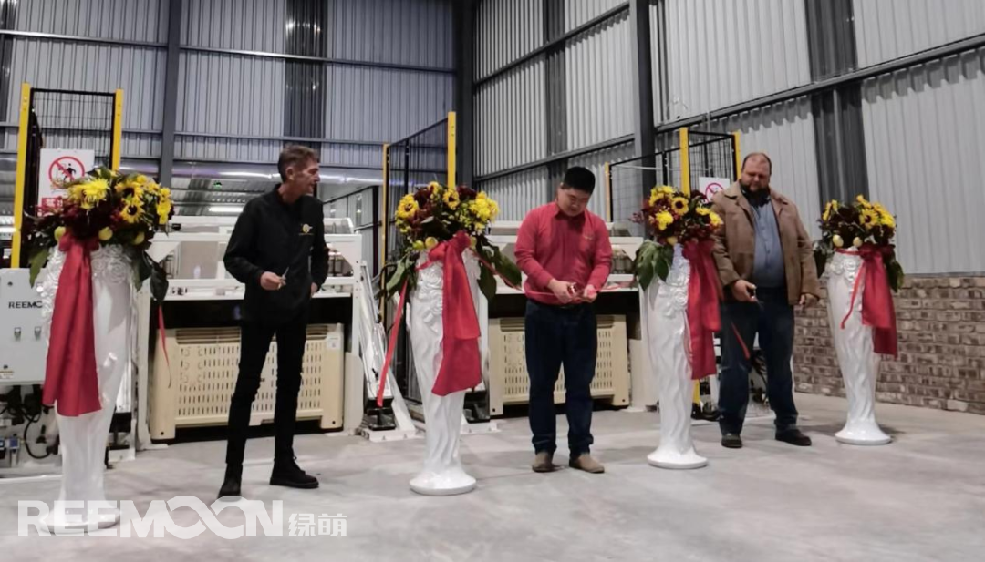 由金豹果業(yè)基地的管理團隊進行剪彩禮：【從左往右：內(nèi)維爾·史密斯（Neville Smith）、蔣亦姜（Ken Jiang）、皮爾尼夫·施密特（Pierneef Smit）】.png