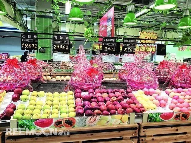 姹紫嫣紅的五月，既是時(shí)令鮮果陸續(xù)上市的節(jié)點(diǎn)，也是一些水果青黃不接的時(shí)候，但無(wú)論是什么水果，人們的需求總是很大。然而愛(ài)吃水果的市民會(huì)發(fā)現(xiàn)，這兩個(gè)月以來(lái)，許多水果價(jià)格高漲，像優(yōu)質(zhì)蘋果，一個(gè)價(jià)格都抵得上去年一市斤的售價(jià)了，連最普通的橘子、梨，價(jià)格都居高不下。價(jià)格飆升，市民直呼“吃不起”不少水果零售價(jià)格均比