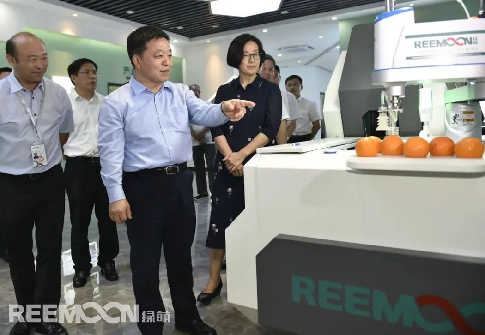 9月29日下午，江西省省長葉建春蒞臨綠萌公司調(diào)研指導工作，省委副書記、贛州市委書記吳忠瓊陪同調(diào)研。中科微至董事長、中科院微電子所智能制造中心主任李功燕，江西綠萌公司董事長朱壹向省長一行作了詳細匯報。葉建春省長深入了解綠萌公司創(chuàng)立發(fā)展歷程、核心技術(shù)研發(fā)及全球市場布局等情況。在得知綠萌果蔬分揀裝備出口近30個